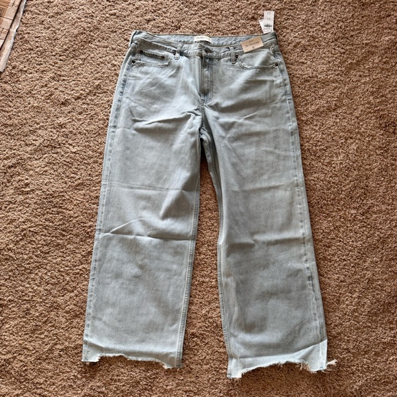 NWT Abercrombie & Fitch Low Rise Ultra Loose Jean size 33L Light Destroy Hem - Picture 9 of 12